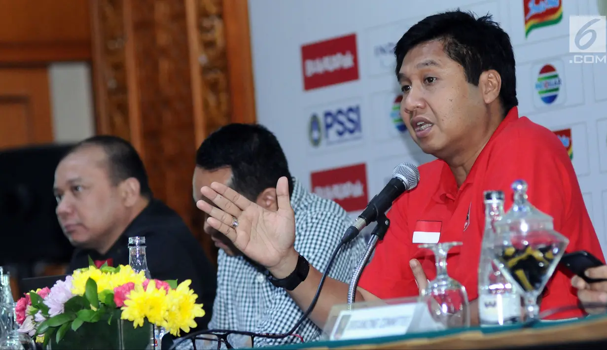 Ketua SC turnamen Piala Presiden 2018, Maruarar Sirait (kanan) memberi keterangan penetapan pelaksanaan semifinal Piala Presiden 2018 di Jakarta, Selasa (6/2). Semifinal Piala Presiden berlangsung 10-14 Februari. (Liputan6.com/Helmi Fithriansyah)