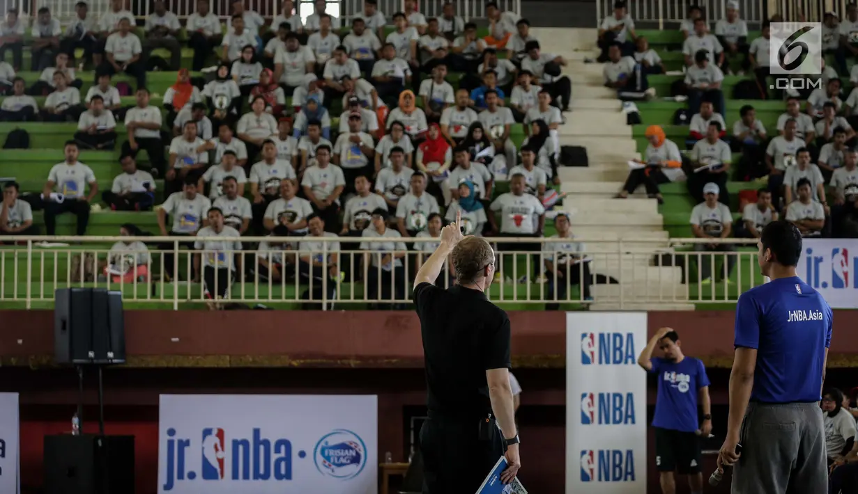 Pelatih dari junior NBA memberikan instruksi saat pelatihan basket antarguru olahraga di GOR Ciracas, Jakarta Timur, Rabu (24/1). Kegiatan pelatihan ini merupakan inisiasi dari Pemprov DKI Jakarta dan Junior NBA. (Liputan6.com/Faizal Fanani)