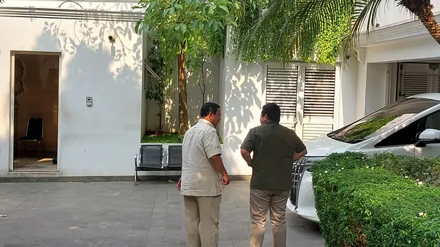 Menteri BUMN Erick Thohir menjamu makan siang calon presiden (Capres) Prabowo Subianto, dikediamannya, Jakarta, Selasa (31/10/2023). (Arief/Liputan6.com)