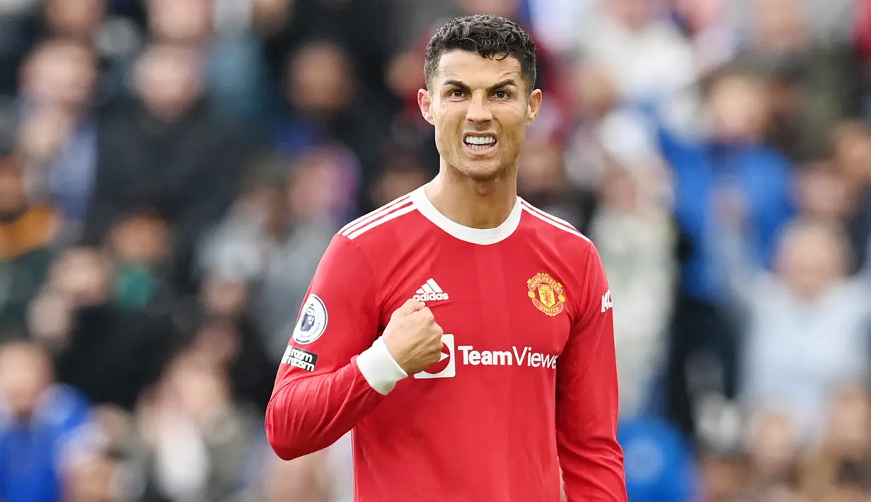 Cristiano Ronaldo - Sang megabintang tampil melempem di lini depan Manchester United. CR7 hanya mampu melepas tiga tendangan dan hanya satu yang mengarah ke target. Dia belum bisa menaklukkan Kasper Schmeichel. (AFP/Paul Ellis)