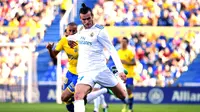 Striker Real Madrid, Gareth Bale, melepaskan tendangan yang berujung gol ke gawang Las Palmas, pada laga pekan ke-30 La Liga, di Gran Canari, Minggu (1/4/2018) dini hari WIB. (AP/Lucas de Leon).