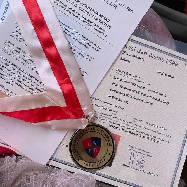 Wisuda Fatin Shidqia Lubis