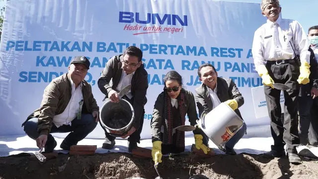 Menteri BUMN Rini bertemu masyarakat Desa Ranupani, Kabupaten Lumajang yang mendapat bantuan penyaluran Kredit Usaha Rakyat (KUR).