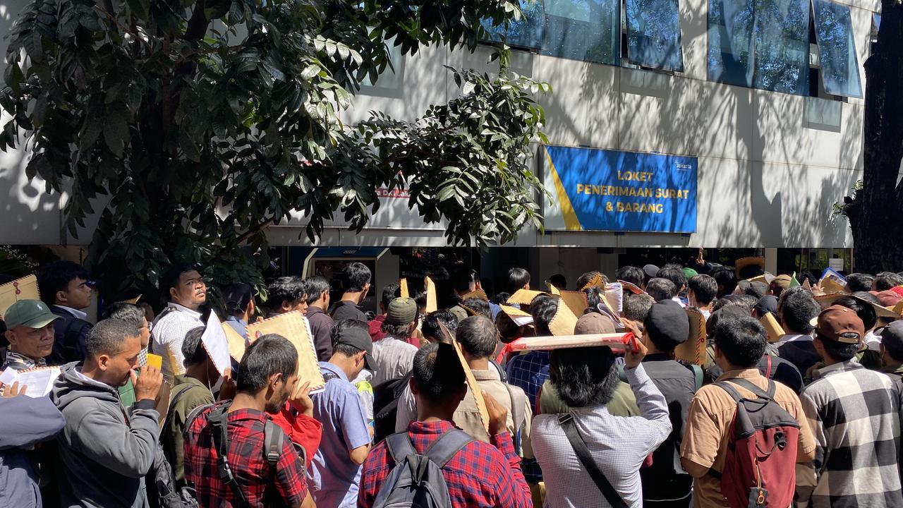 Antrean warga untuk mendaftar menjadi Petugas Penanganan Prasarana dan Sarana Umum (PPSU) tampak membludak pada hari ketiga pendaftaran pada hari Rabu 23 April 2025.