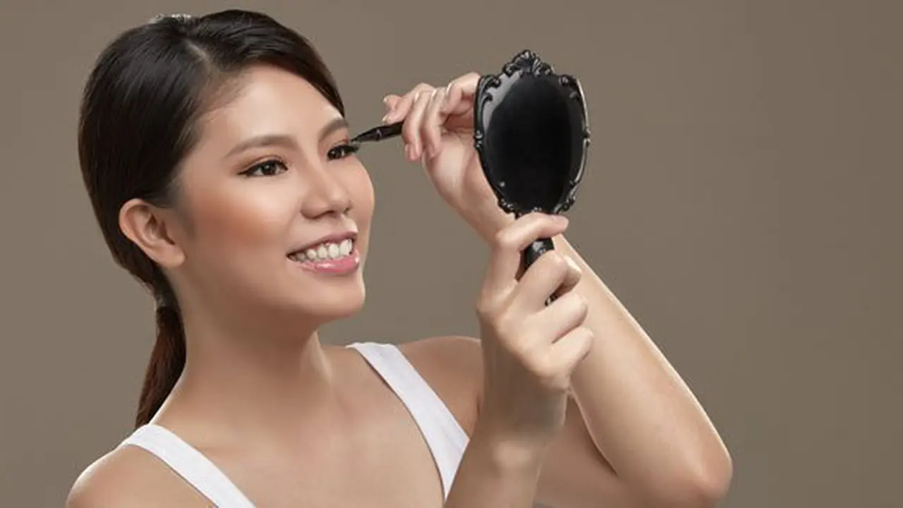 Tips pakai liquid eyeliner./Copyright thinkstockphotos.com