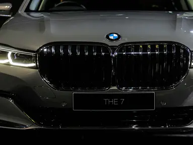 Tampilan depan The New BMW 730Li M Sport dalam peluncuran BMW Seri 7 Long Wheelbase di Jakarta, Kamis (10/10/2019). BMW Group Indonesia meluncurkan BMW Seri 7 Long Wheelbase terbaru yang ditawarkan dalam dua variasi. (Liputan6.com/Faizal Fanani)