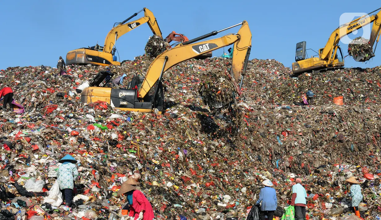Pemulung mencari sampah yang dapat didaur ulang pada gunungan sampah di Tempat Pembuangan Akhir (TPA) Cipayung, Depok, Jawa Barat, Selasa (24/5/2022). TPA Cipayung hanya dapat menampung sampah sebanyak 1,3 juta meter kubik, tapi saat ini menampung hingga 2,5 juta meter kubik. (merdeka.com/Arie Basuki)
