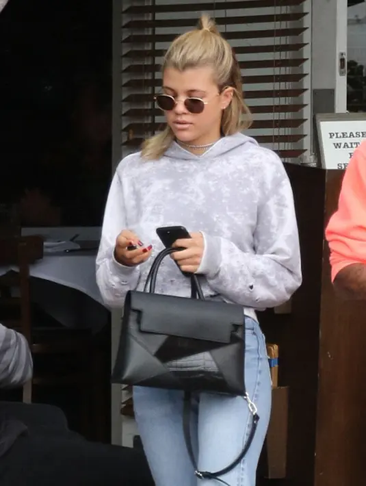 Wanita berusia 18 tahun ini ternyata memang pemerhati fashion sejak lama. Bahkan kedua orangtuanya turut mendukung kegemarannya di dunia fashion dengan memberikan Sketch Book agar Sofia bisa berkreasi soal fashion. (doc.dailymail.com)