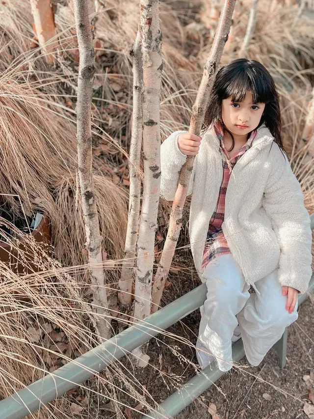 6 Potret Ketiga Anak Oki Setiana Dewi yang Tampil Stylist saat Liburan