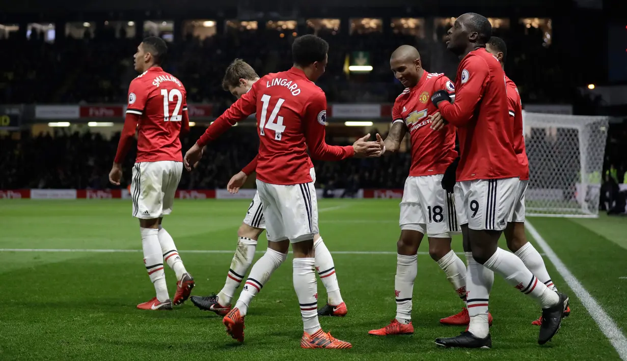 Pemain Manchester United, Jesse Lingard dan Ashley Young merayakan gol ke gawang Watford pada laga pekan ke-14 Premier League 2017-2018 di Vicarage Arena, Selasa (28/11). Dua gol Ashley Young bantu The Red Devils menang 4-2. (AP/Matt Dunham)