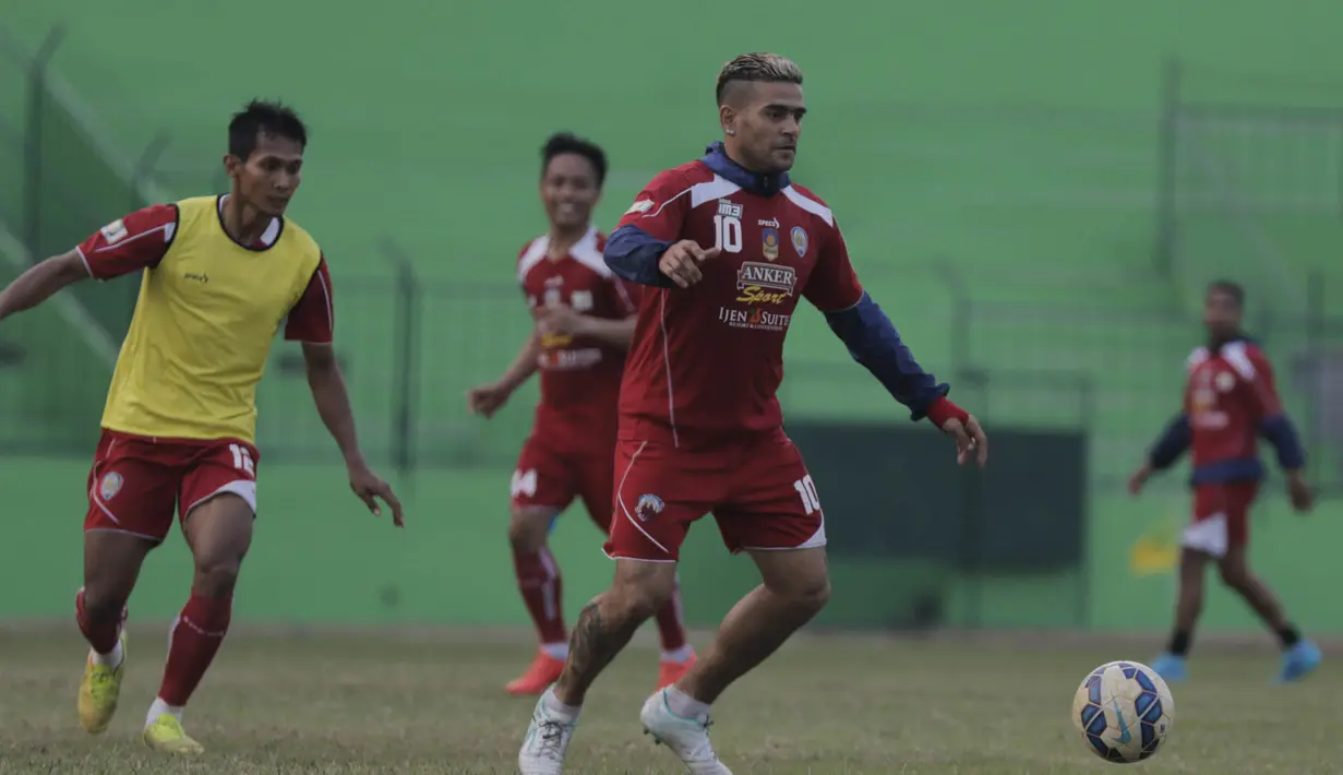 Striker Arema Cronus, Cristian Gonzales menggiring bola saat latihan jelang leg kedua semi final Piala Presiden melawan Sriwijaya F.C di Stadion Gajayana, Malang, Rabu (7/10/2015). (Bola.com/Vitalis Yogi Trisna)