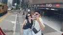 Begini potret kebersamaan Ranty Maria dan Rayn Wijaya saat liburan ke Singapura. Dalam momen liburan tersebut, keduanya juga menghadiri acara konser band Coldplay. Selain menyaksikan konser, pasangan kekasih ini seru menikmati momen bersama. (Liputan6.com/IG/@rantymaria)