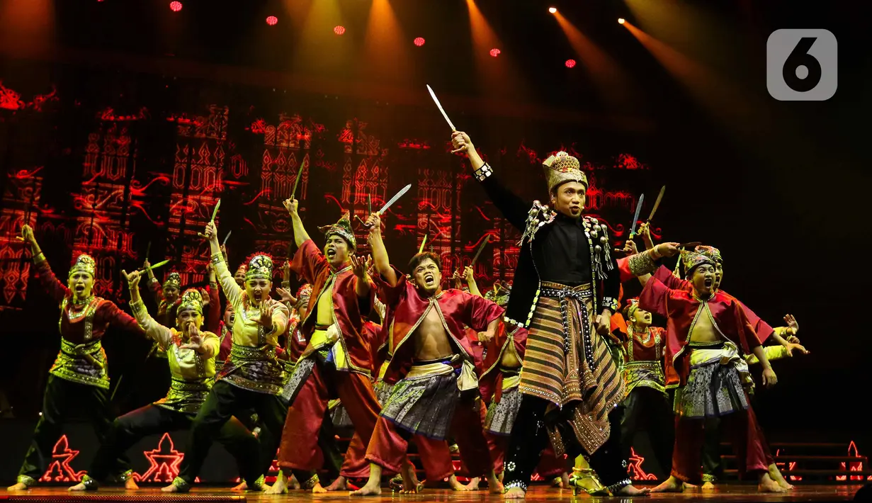 Penampilan sejumlah penari dalam Pagelaran Sabang-Merauke The Indonesian Broadway 2024 di JIExpo Theater, Kemayoran, Jakarta, Jumat (16/8/2024). (Liputan6.com/Herman Zakharia)