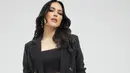 Sophia Latjuba memadukan blazer hitam dengan tube hitam serasi dengan celanannya. @sophia_latjuba88