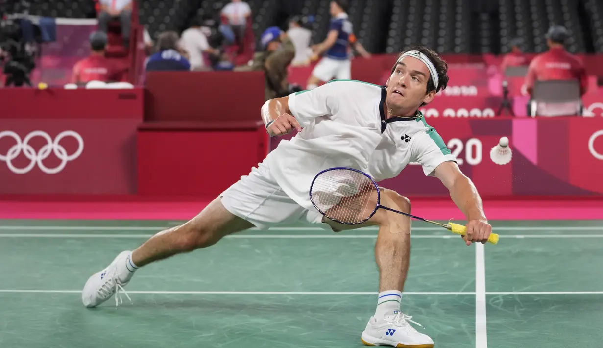 Pebulu tangkis Rusia Sergey Sirant saat bertanding melawan pebulu tangkis Indonesia Anthony Sinisuka Ginting pada penyisihan grup tunggal putra Olimpiade Tokyo 2020 di Tokyo, Jepang, Rabu (28/7/2021). Anthony Ginting lolos ke 16 besar Olimpiade Tokyo 2020. (AP Photo/Dita Alangkara)