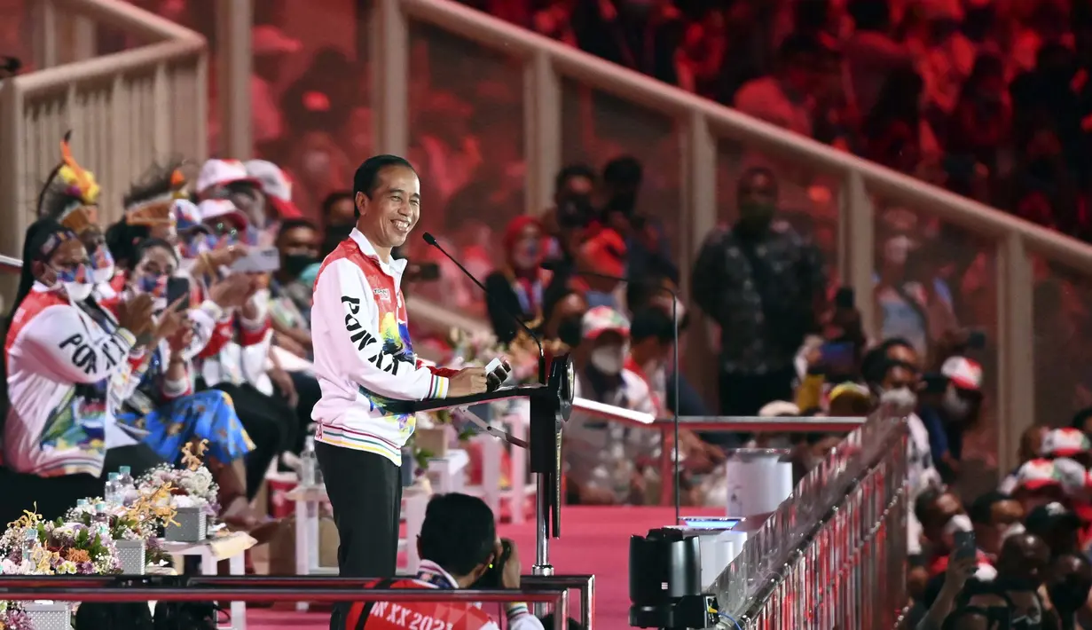 Presiden Joko Widodo tersenyum saat memberikan sambutan sekaligus membuka secara resmi PON Papua di Stadion Lukas Enembe, Kompleks Olahraga Kampung Harapan, Distrik Sentani Timur, Kabupaten Jayapura, Papua, Sabtu (2/10/2021). (ANTARA FOTO via InfoPublik/Nova Wahyudi)