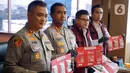 Dari kasus ini, polisi menyita sejumlah barang bukti antara lain dua paket sabu dengan berat 0,65 gram; satu paket ganja berat 1,11 gram; dua linting ganja berat 0,94 gram; satu botol kaca berisi kokain berat 3,96 gram; 27 butir pil alprazolam, cangklong, bong, hingga korek modifikasi. (Liputan6.com/Herman Zakharia)