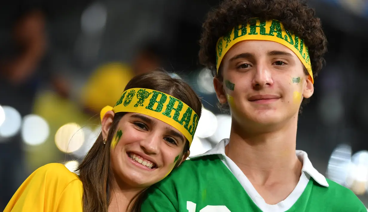 Fans wanita bersama seorang pria menunggu pertandingan antara Brasil melawan Argentina pada semifinal Copa America 2019 di Stadion Mineirao, Brasil (2/7/2019). Di pertandingan ini Brasil menang 2-0 atas Argentina berkat gol striker Gabriel Jesus dan Roberto Firmino. (AFP Photo/Nelson Almeida)