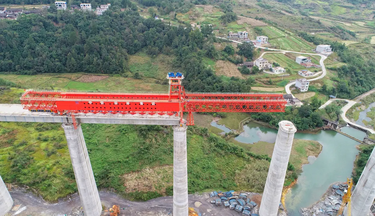 Foto dari udara menunjukkan konstruksi jembatan besar Sungai Yinpo di jalur kereta cepat Guiyang-Nanning di Wilayah Dushan, Provinsi Guizhou, China (20/10/2020). Jalur kereta cepat Guiyang-Nanning dirancang untuk dapat dilalui kereta dengan kecepatan maksimum 350 kilometer per jam. (Xinhua/Liu Xu)