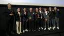 <p>Sejumlah pemain BRI Liga 1 berfoto bersama dengan penerima penghargaan saat acara Meet &amp; Greet Pemain BRI Liga 1 yang berlangsung di Cinepolis, Senayan Park, Jakarta, Sabtu (13/07/2024). (Bola.com/Bagaskara Lazuardi)</p>