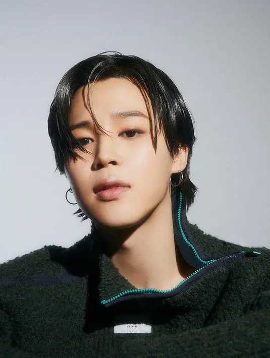 Detail busana Dior yang dikenakan Jimin BTS tampak berdetail kerah turtleneck dan terdapat ristleting di sisi kedua bahu. Pihak Dior menambahkan bahwa Jimin sekarang 'meminjamkan citranya untuk kreasi dari Direktur Artistik koleksi pria Dior, Kim Jones. Mereka juga menyertakan dua potret pria asal Busan, Korea Selatan itu, yang berbalut busana Koleksi Musim Panas 2023 terbaru dari Dior. (Instagram/dior)