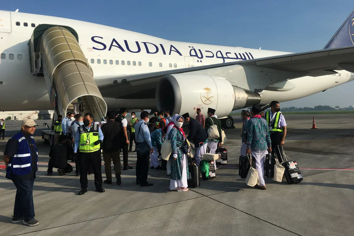 Wakil Presiden RI, Ma’ruf Amin, melepas calon jemaah haji kloter pertama  dari Embarkasi Surabaya, Sabtu 4 Juni 2022, dari Bandara Internasional Juanda Surabaya (Liputan6.com/Delvira Hutabarat)
