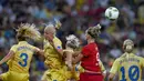 Pemain Swedia berduel dengan pemain Jerman pada final sepak bola putri Olimpiade Rio 2016 di Stadion Maracana, Sabtu (20/8/2016). (AFP/Vanderlei Almeida) 