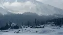Suasana saat para wisatawan mengunjungi resor ski di Gulmarg, sekitar 55 km utara Srinagar, Jammu dan Kashmir, India, 25 Januari 2021. Kendati Jammu dan Kashmir adalah area konflik yang menjadi sengketa tiga negara, India, Pakistan, dan Tiongkok, kenyataannya Gulmarg aman saja. (Tauseef MUSTAFA/AFP)