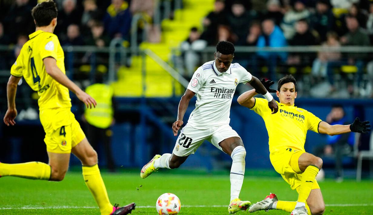 Pemain Real Madrid Vinicius Junior mencetak gol ke gawang Villarreal pada pertandingan sepak bola babak 16 besar Copa del Rey di Stadion La Ceramica, Villarreal, Spanyol, 19 Januari 2023. Real Madrid mengalahkan Villarreal dengan skor 3-2. (AP Photo/Jose Breton)
