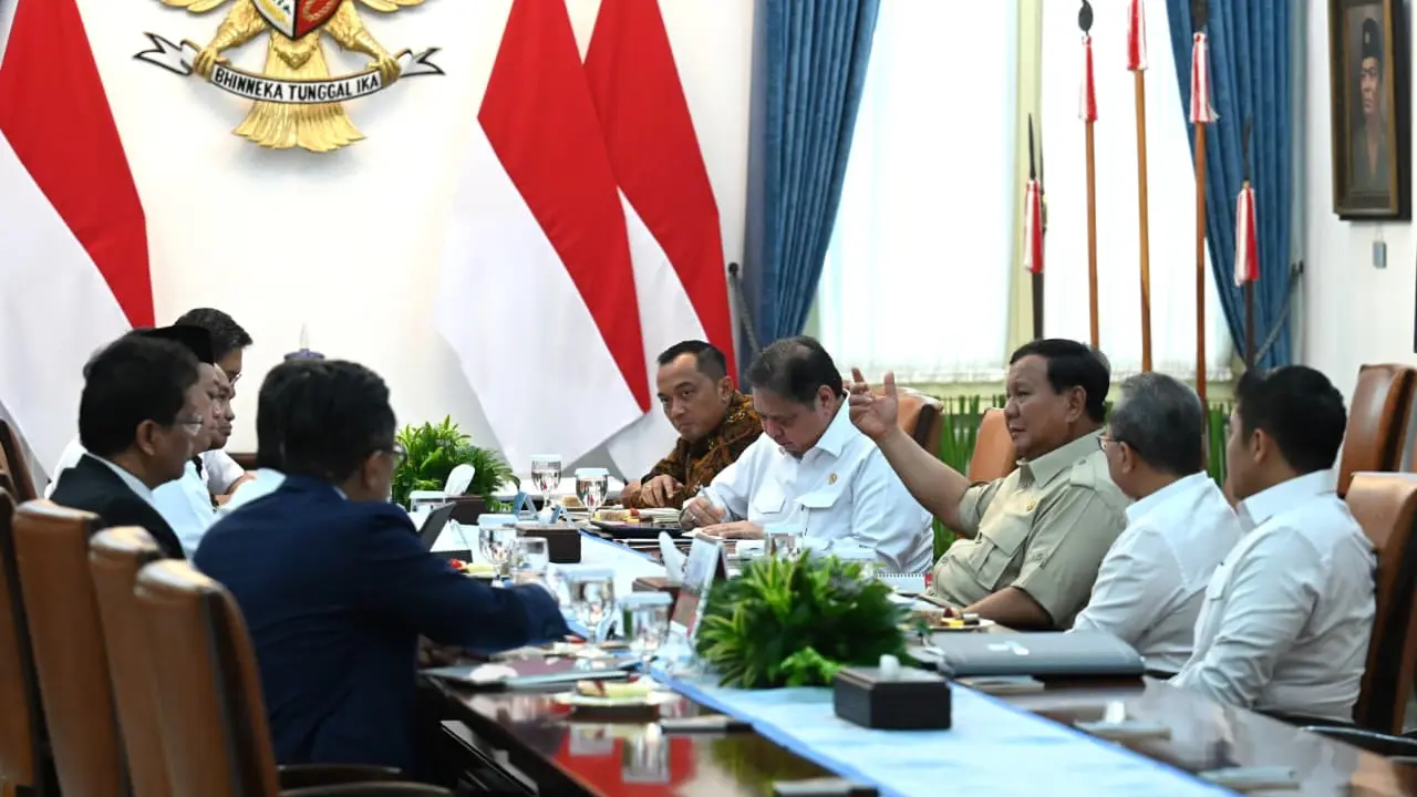 Presiden Prabowo Subianto saat rapat bersama Menteri-mentri di Kompleks Istana Kepresidenan Jakarta, Selasa (9/9/2025).
