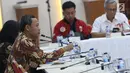 Komisioner KPU, Pramono Ubaid Tanthowi (kiri) memimpin rapat evaluasi debat Cawapres di Gedung KPU, Jakarta, Selasa (19/3). Rapat juga membahas persiapan pelaksanaan debat pilpres keempat dan kelima. (Liputan6.com/Helmi Fithriansyah)