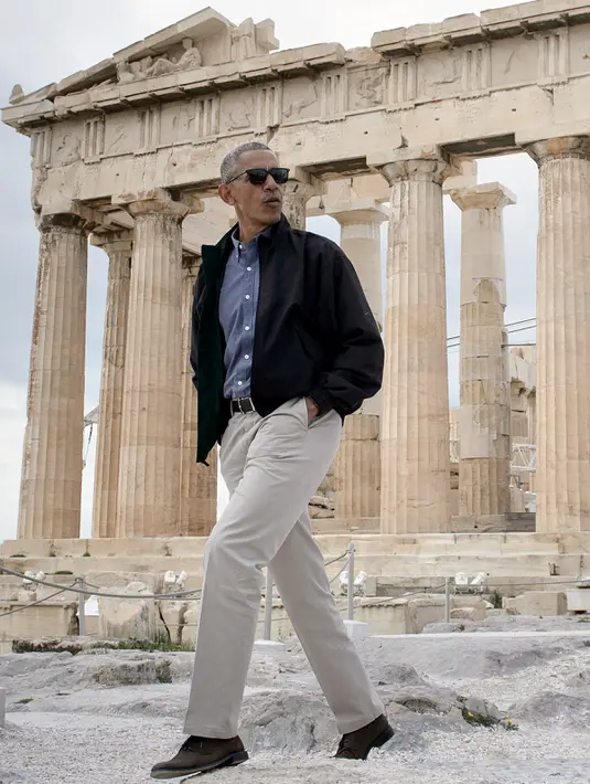Presiden AS Barack Obama berjalan didepan Parthenon saat berkunjung ke Athena, Yunani (16/11). Dalam kunjungan ini Obama meyakinkan negara-negara sekutu Amerika Serikat untuk tetap mempertahankan hubungan baik. (AFP/Brendan Smialowski)
