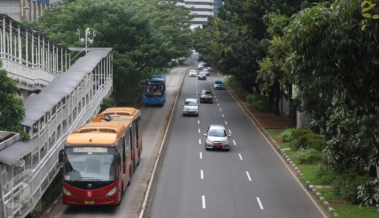 Suasana arus lalu lintas di Jalan Sudirman, Jakarta,Senin (11/7). Banyaknya pemudik yang belum kembali ke Ibu Kota menyebabkan arus lalu lintas di jalan protokol relatif lebih lengang dibanding hari biasa. (Liputan6.com/Immanuel Antonius)