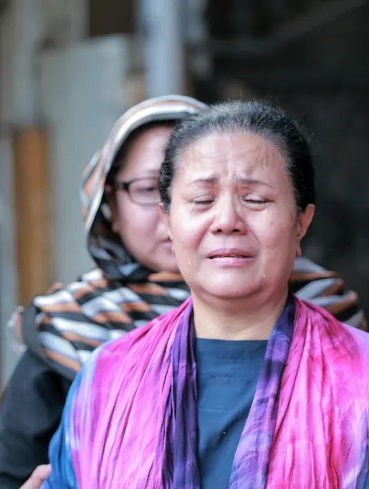 Tentu saja, perasaan masih tak percaya jika sang putra benar-benar pergi kepangkuan Yang Maha Kuasa masih terbesit di hati ibunda Amin Yudhayani. Ia mengikhlaskan kepergian Mike Mohede yang kini tinggal kenangan. (Adrian Putra/Bintang.com)