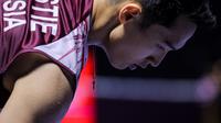 Pebulu tangkis tunggal putra Indonesia, Jonatan Christie berusaha memungut kok dalam laga 32 besar Indonesia Open 2025 melawan wakil Singapura, Jia Heng Jason Teh di Istora Senayan, Jakarta, Selasa (03/06/2025). (Bola.com/Bagaskara Lazuardi)