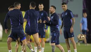 Penyerang Argentina, Lionel Messi (kedua Kanan) memberi isyarat di sebelah bek Cristian Romero (Kanan), Nicolas Otamendi (tengah) dan gelandang Angel Di Maria (Kiri) selama sesi latihan di Universitas Qatar di Doha, Senin, 12 Desember 2022. Argentina dan Kroasia bertemu sebanyak lima kali pada laga persahabatan dan Piala Dunia. (AFP/Juan Mabromata)
