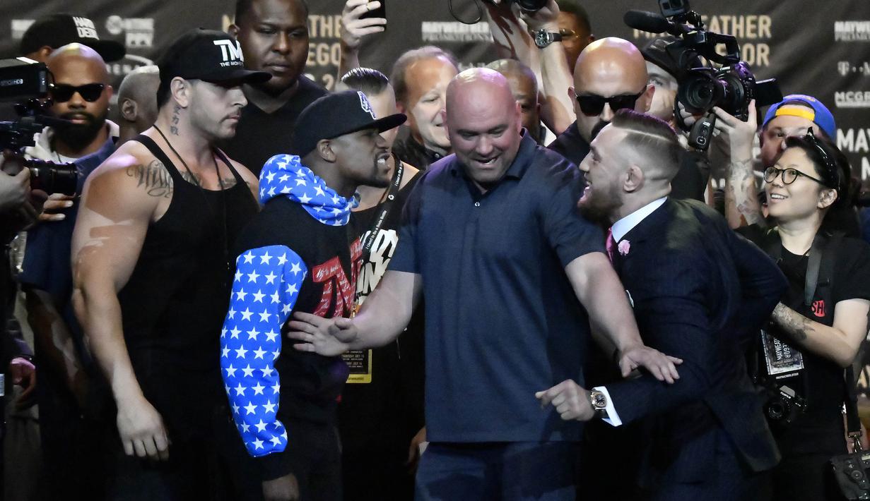 Mayweather Jr dan McGregor belum pernah berhadapan. Selama ini keduanya melancarkan perang urat syaraf melalui media. (AFP/Gene Blevins)