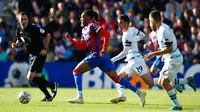 Pemain Crystal Palace Michael Olise (kedua kiri) menguasai bola melewati pemain Chelsea pada pertandingan sepak bola Liga Inggris di Stadion Selhurst Park, London, Inggris, 1 Oktober 2022. Chelsea menang 2-1.(AP Photo/David Cliff)