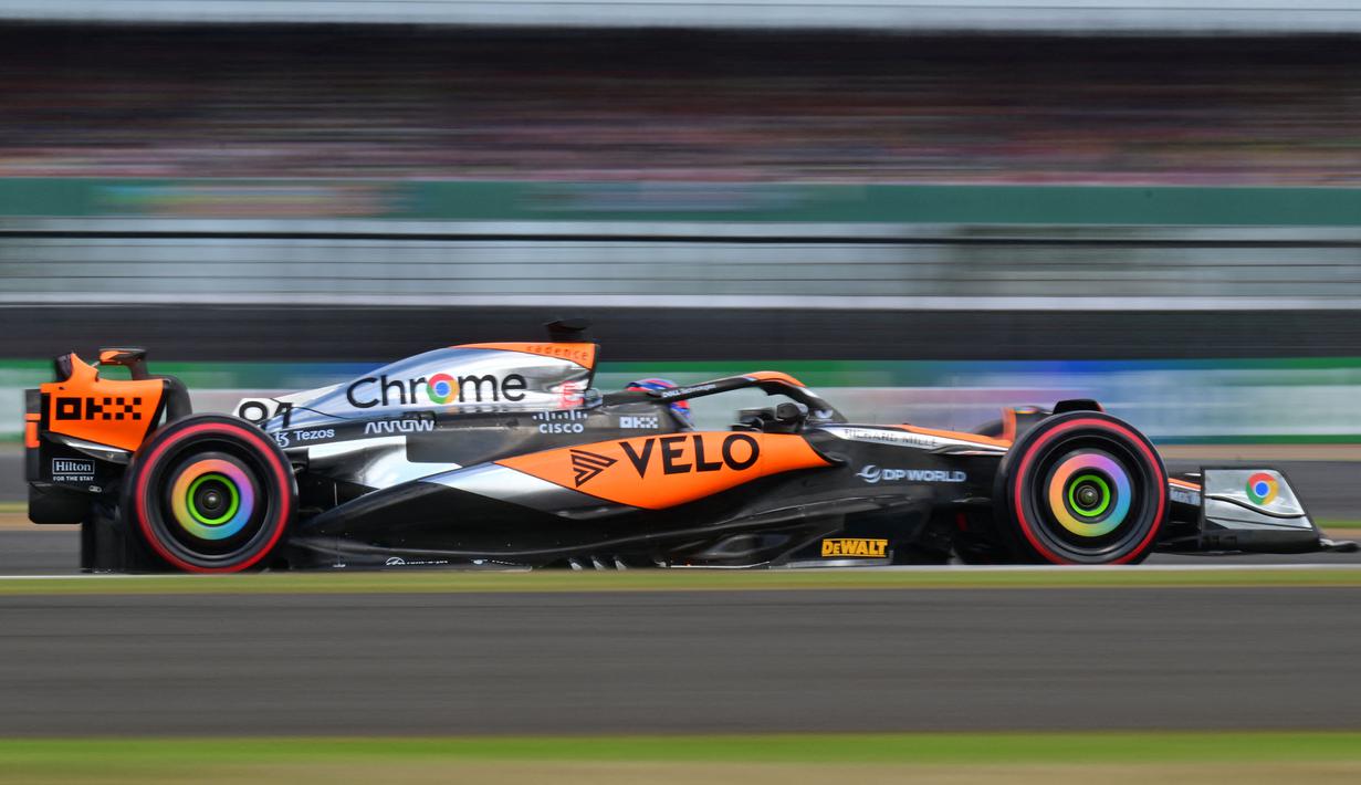 Pembalap McLaren, Oscar Piastri memacu mobilnya saat balapan Formula 1 GP Inggris yang berlangsung di Sirkuit Silverstone, Inggris, 9 Juli 2023.
(AFP/Andrej Isakovic)