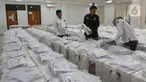 Aktivitas petugas Komisi Pemilihan Umum (KPU) DKI Jakarta saat mendistribusikan logistik pemilu di Kecamatan Makasar, Jakarta, Selasa (26/11/2024). (Liputan6.com/Herman Zakharia)