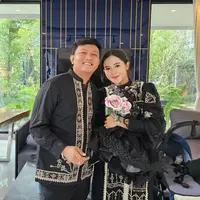 Gaya Lebaran Denny Caknan dan Bella Bonita. Foto: Instagram/denny_caknan.