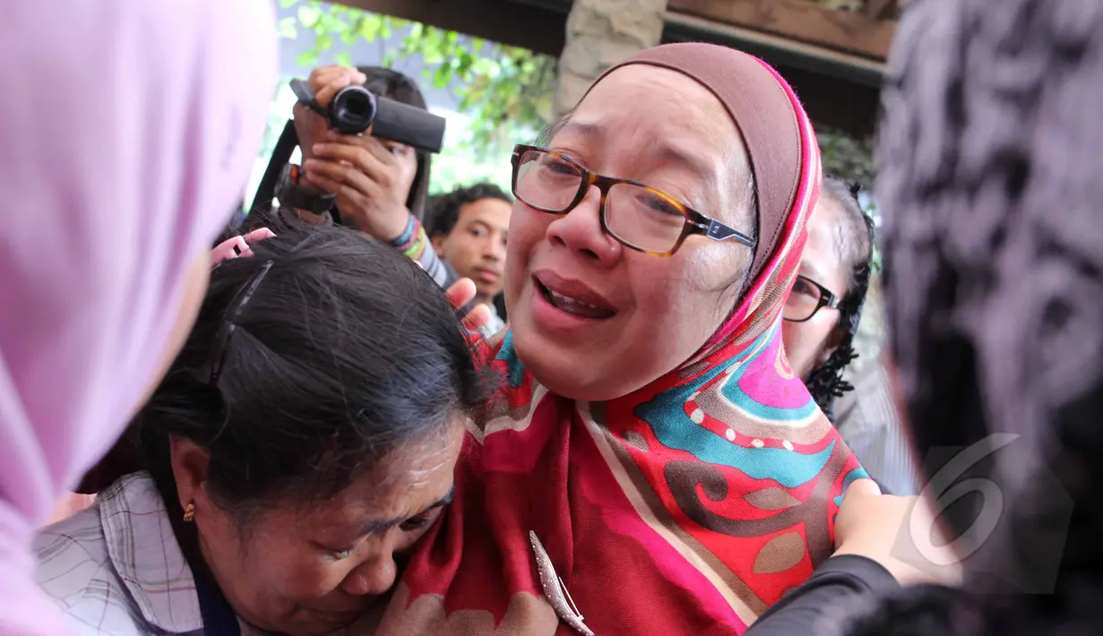 Air mata Utami,istri komedian Ferrasta Soebardi alias Pepeng, tak berhenti mengalir saat beberapa keluarga memberinya pelukan di rumah duka di kawasan Cinere, Depok, Rabu (6/5/2015). Pepeng meninggal dunia di usia 60 tahun. (Liputan6.com/Helmi Afandi)
