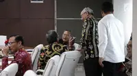 Menko Perekonomian Darmin Nasution berbincang saat mengunggu Rakor Tingkat Menteri di Kantor Kemenko PMK, Jakarta, Rabu (6/11). Rakor tersebut membahas tentang Evaluasi Pelaksanaan Program Rastra dan BPNT tahun 2017. (Liputan6.com/Faizal Fanani)