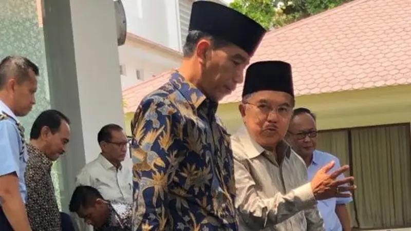 Jokowi dan JK ngobrol santai usai Salat Jumat (Istimewa)