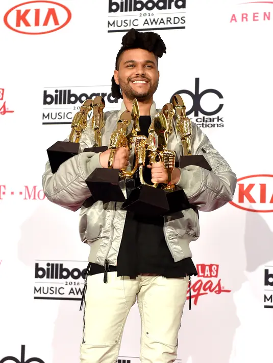 Penyanyi The Weeknd memborong tujuh trofi di penghargaan Billboard Music Awards. Top Streaming Song, R&B Artist, Top Songs Artist, Top Radio Songs Artist dan masih banyak lagi. (AFP/Bintang.com)