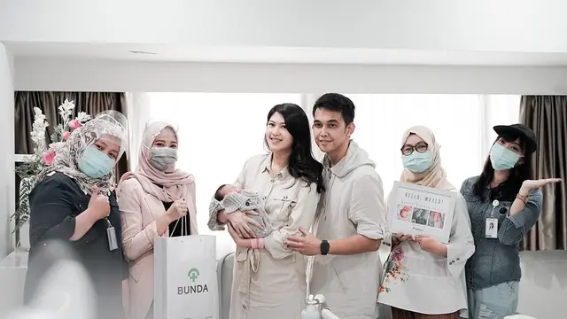 6 Potret Naga dan Istri Bersama Buah Hati yang Dinanti 8 Tahun, Buat Lagu Untuknya