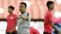 Pelatih Singapura, Fandi Ahmad, memberikan instruksi saat latihan jelang laga Piala AFF 2018 di Stadion Nasional, Singapura, Kamis (8/11). Singapura akan melawan Timnas Indonesia. (Bola.com/M. Iqbal Ichsan)