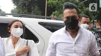 Musikus I Gede Ary Astina alias Jerinx didampingi istrinya, Nora Alexandra, tiba di Polda Metro Jaya, Jakarta, Sabtu (14/08/2021). Kedatangan Jerinx untuk menghadiri proses mediasi dengan pegiat media sosial Adam Deni terkait kasus dugaan pengancaman yang menjeratnya. (Liputan6.com/Herman Zakharia)