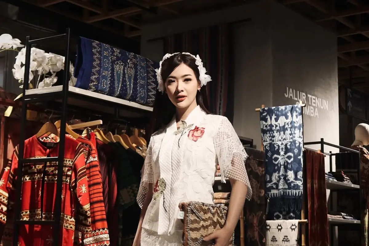 Model Kebaya Modern ala Dara Sarasvati (credit: instagram/darasarasvaati)