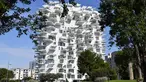 Foto pada 3 Juni 2019, sebuah bangunan "L'arbre blanc" (White Tree) yang dirancang oleh arsitek Jepang Sou Fujimoto bersama Prancis, Nicolas Laisne dan Manal Rachdi di Montpellier, Prancis selatan. Bangunan dengan desain futuristik itu berdiri bagaikan sebuah pohon putih raksasa. (Pascal GUYOT/AFP)